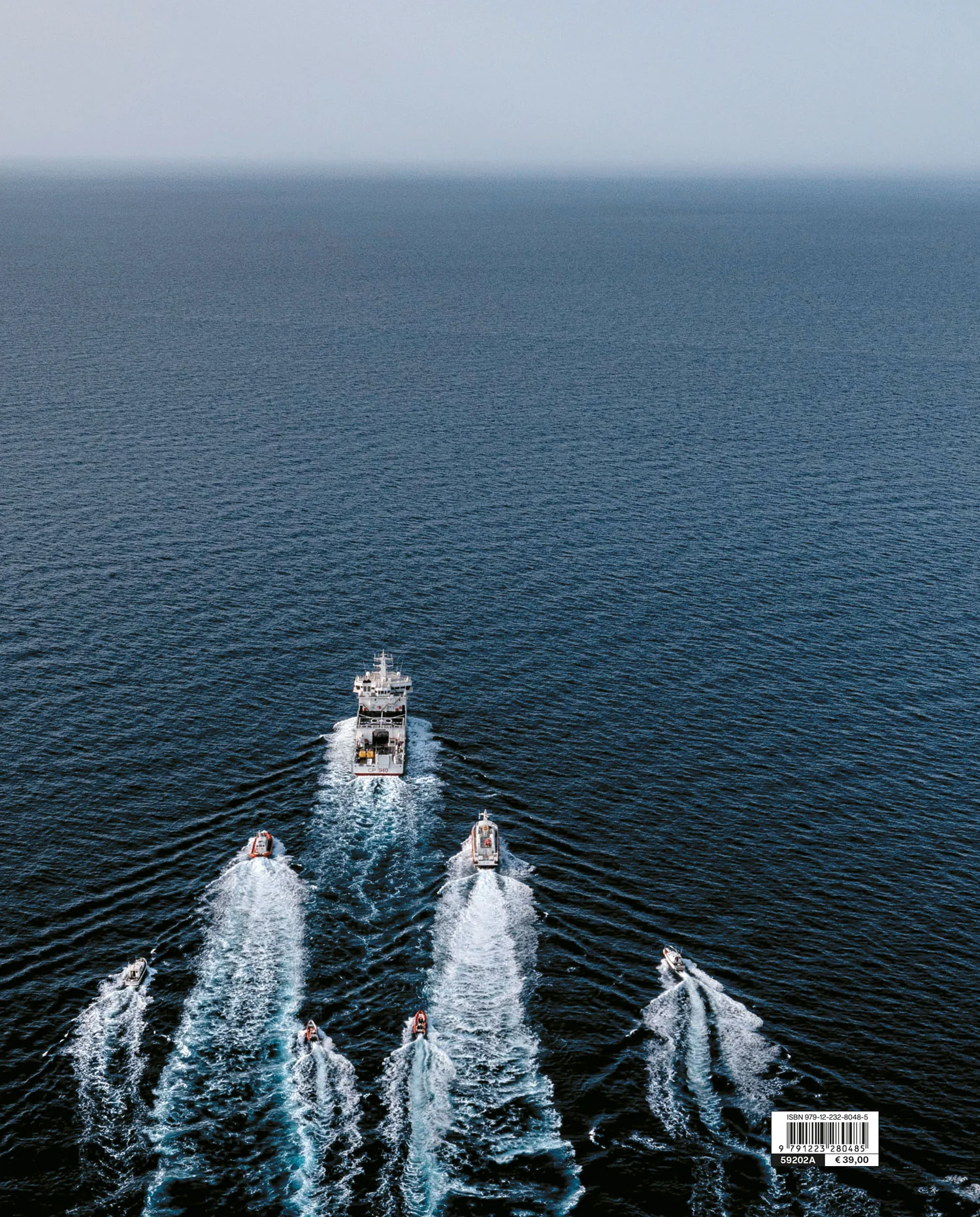 Tra cielo e mare / Between Sky and Sea. Storie e sguardi sulla Guardia Costiera / Stories and Glimpses of the Italian Coast Guard - Image 2