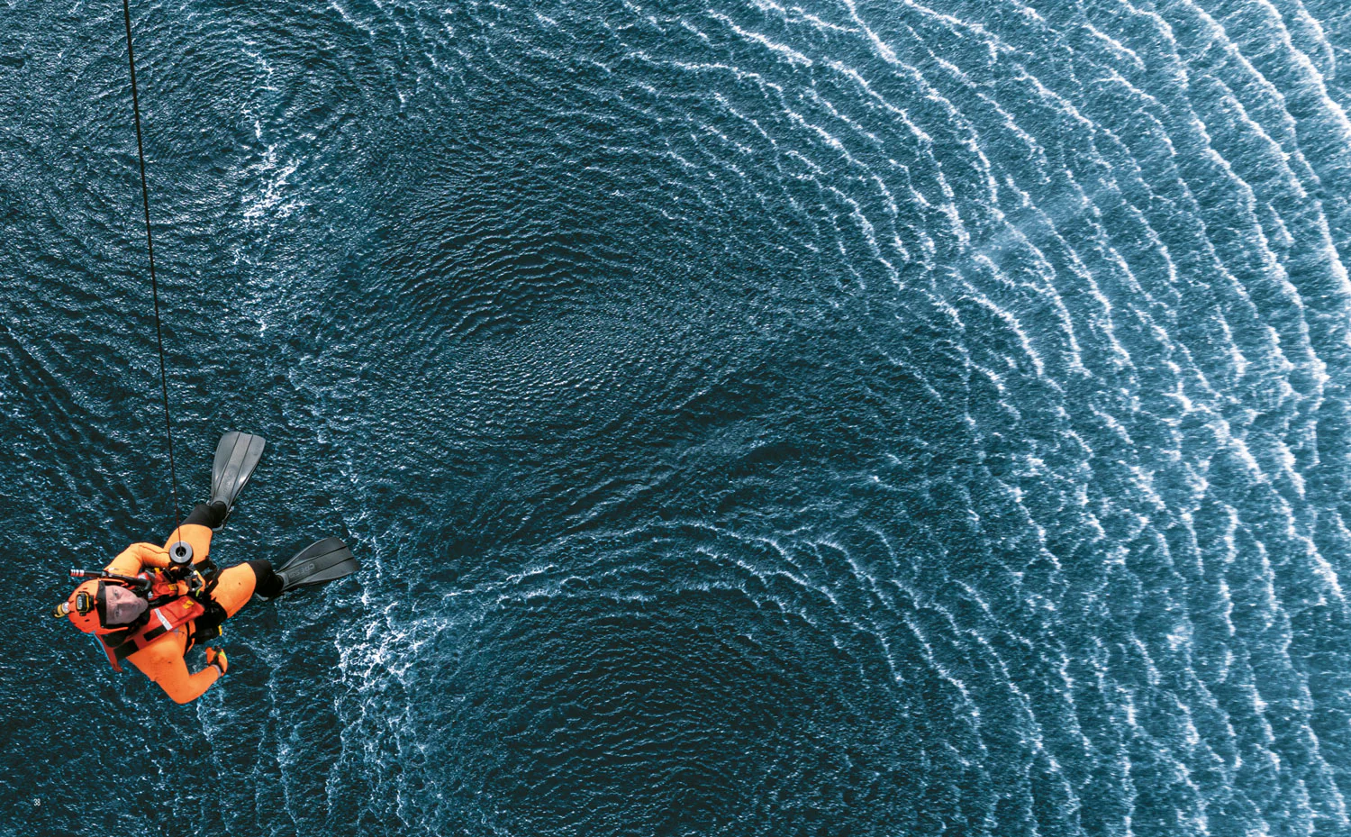 Tra cielo e mare / Between Sky and Sea. Storie e sguardi sulla Guardia Costiera / Stories and Glimpses of the Italian Coast Guard - Image 3