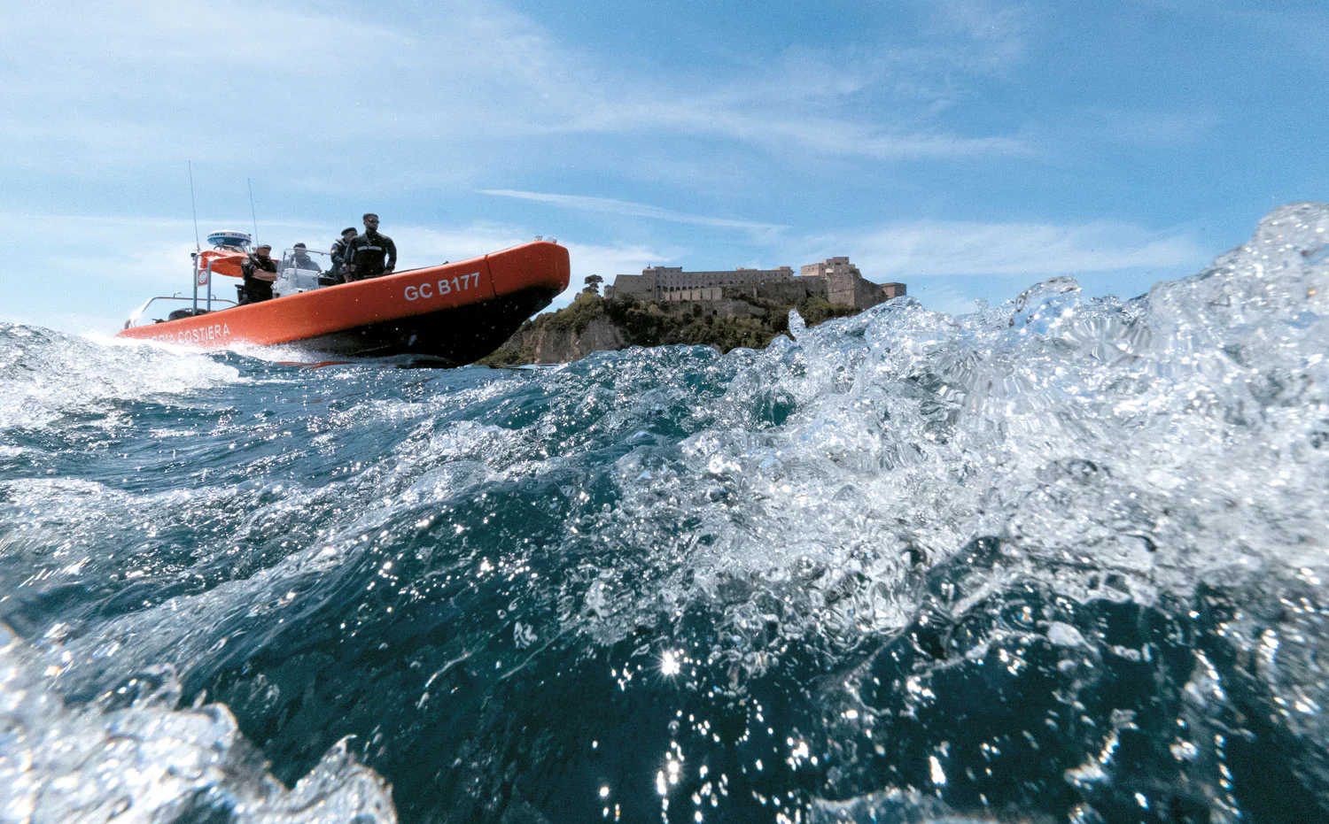 Tra cielo e mare / Between Sky and Sea. Storie e sguardi sulla Guardia Costiera / Stories and Glimpses of the Italian Coast Guard - Image 4